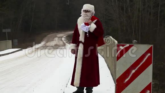 圣诞老人试图在桥上停车视频的预览图
