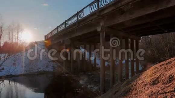 在阳光明媚的背景下桥下的河流运动延时录像视频的预览图