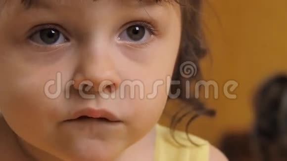 孩子的情绪一个大眼睛的小女孩在哭镜旁一个穿黄色连衣裙的孩子视频的预览图