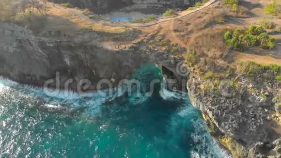 印度尼西亚NusaPenida岛破滩著名旅游景点的空中拍摄视频的预览图