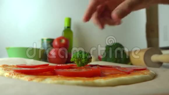 把西兰花放在自制披萨上烹饪部分套餐4K近距离射击视频的预览图