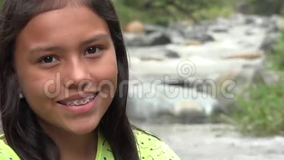 小女孩微笑在河边视频的预览图