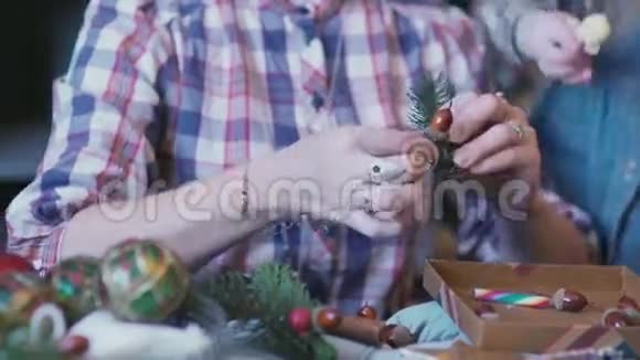 冷杉枝肉桂棒球等手工制作的圣诞装饰品视频的预览图