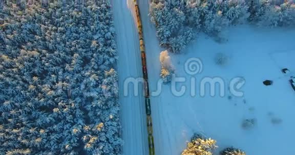 森林中冬季列车的空中拍摄视频的预览图