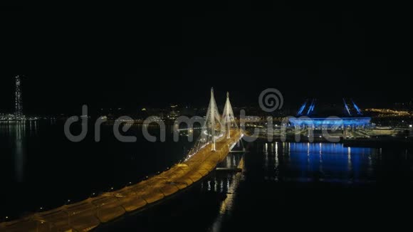 城市摩天大楼桥上汽车交通和运动场的夜景视频的预览图