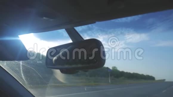 开车的年轻人坐在车里开车的人阳光明媚的天气旅行视频的预览图