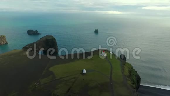 从冰岛海岸俯瞰海洋和多云天空视频的预览图