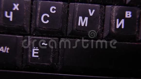 旧笔记本电脑键盘的特写4UHDK视频的预览图
