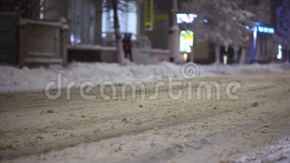 汽车在冬天在城市降雪冬天的道路视频的预览图