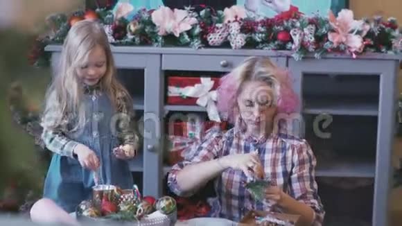 母亲和女儿做圣诞节手工装饰视频的预览图