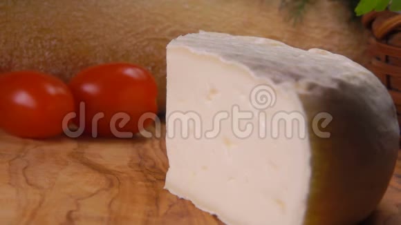 全脂牛奶中的软羊奶酪视频的预览图