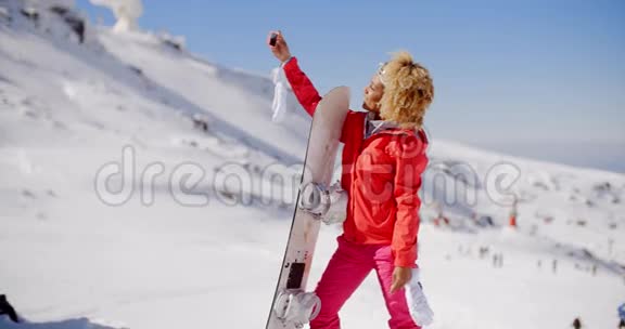 滑雪者用手机拍摄自己的肖像视频的预览图