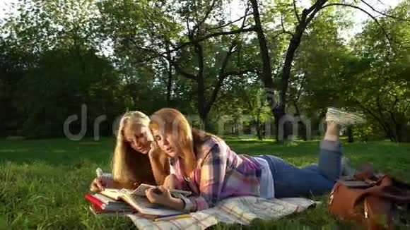 快乐的少女在户外看书视频的预览图