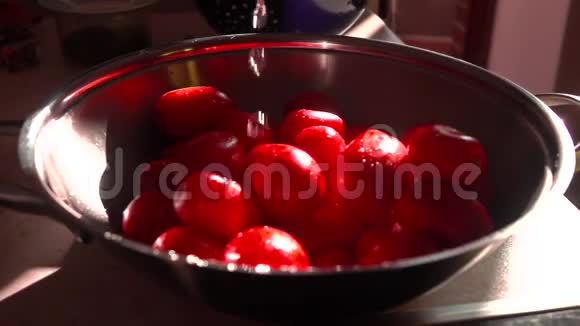 在锅里把水浇在红西红柿上超级慢动作视频视频的预览图