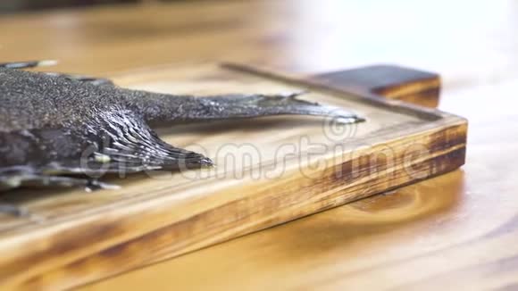 在木板上用蔬菜装饰烤鱼用新鲜蔬菜在木制背景上烤鱼海鲜视频的预览图