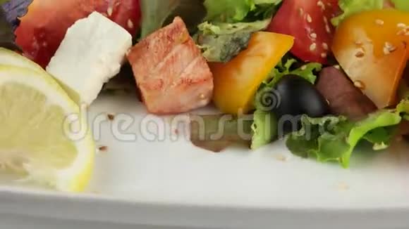 三文鱼沙拉和菲塔奶酪视频的预览图