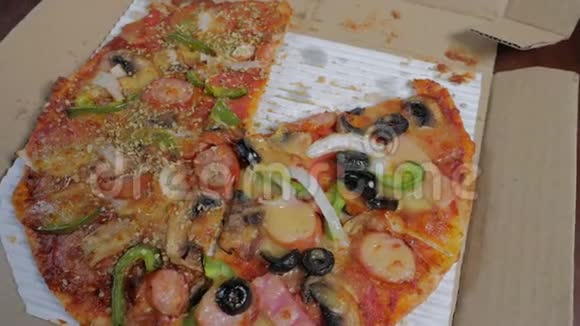 意大利披萨和火腿胡椒和橄榄视频的预览图