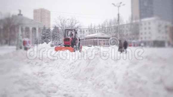 冬季公共服务的工作人们和机器正在清除城市的积雪视频的预览图