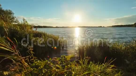 俄罗斯湖面上的日落视频的预览图