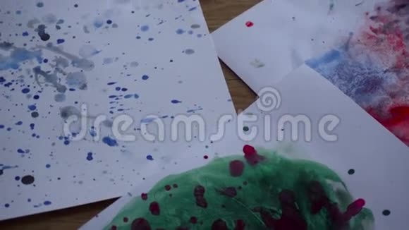 在木桌上贴出一套富有创意的抽象色彩的图形视频的预览图