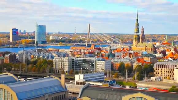 鸟瞰里加中心里加市场和塔里加拉脱维亚视频的预览图