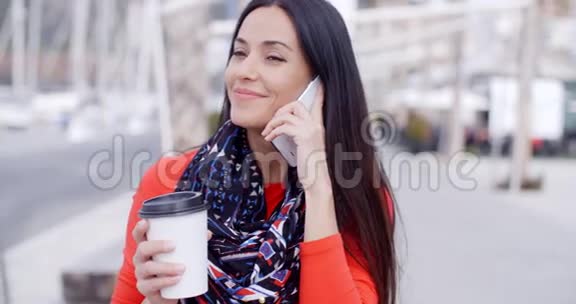 时髦的年轻女人听电话视频的预览图