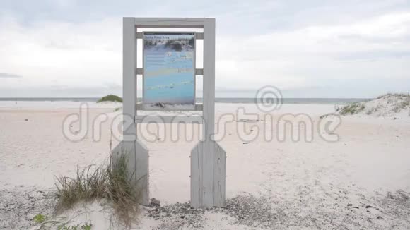 佛罗里达州彭萨科拉海滩附近有动物和鸟类的海滩标志视频的预览图