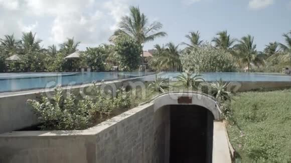 在一个放松的度假胜地拍摄游泳池和花园视频的预览图