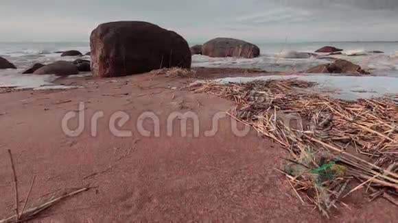 海湾背景上的大石头和白天云的移动延时录像视频的预览图