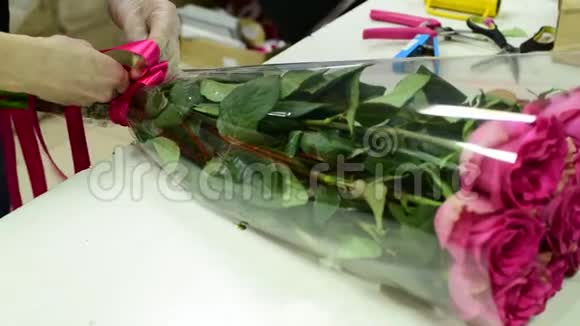 在一束粉色玫瑰上系着花带视频的预览图