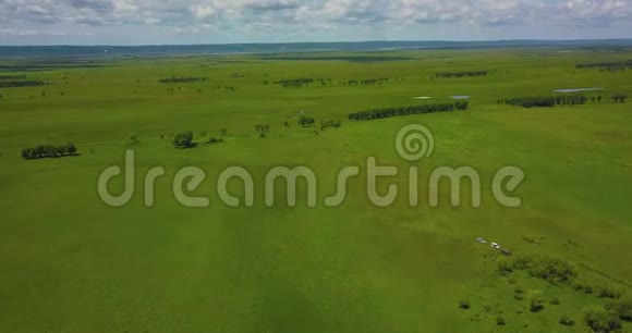 从四翼飞机飞过一片绿色草地视频的预览图