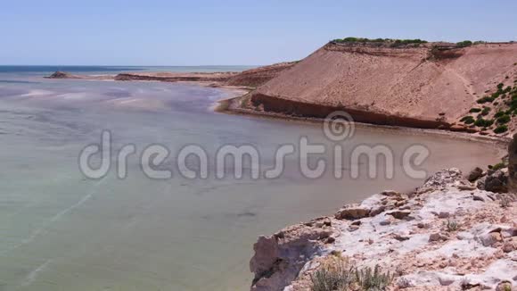 海滩岩石地平线和悬崖的景观视频的预览图