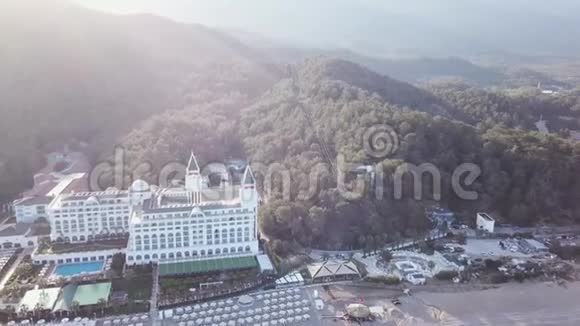 豪华酒店的热带海滩游泳池的顶部景观录像海滩上豪华酒店的俯视图视频的预览图