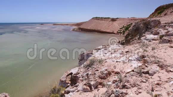 海滩岩石地平线和悬崖的景观视频的预览图