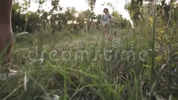 女儿在森林里奔跑拥抱母亲视频的预览图