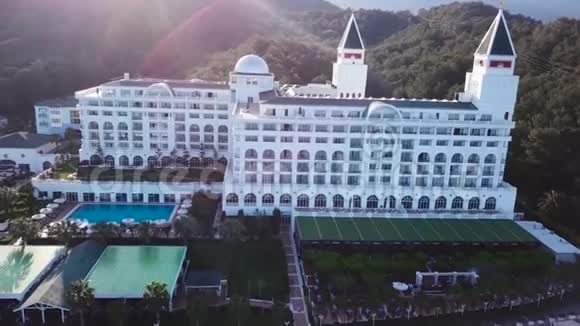 豪华酒店的热带海滩游泳池的顶部景观录像海滩上豪华酒店的俯视图视频的预览图