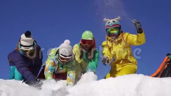 一群滑雪者在雪山顶上玩得很开心视频的预览图