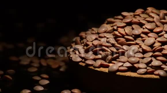 扁豆山豆科植物在黑色背景上的盘状旋转视频的预览图