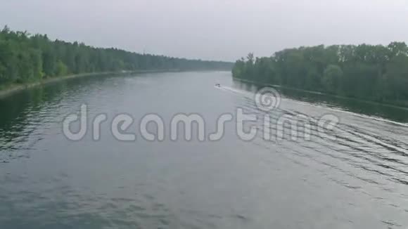 一艘船在大森林河上航行的空中录像视频的预览图