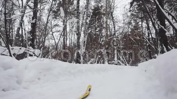 年轻夫妇在冬季滑雪时在降雪时缓慢运动1920x1080视频的预览图
