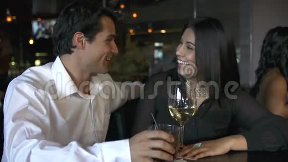 情侣一起在酒吧喝酒视频的预览图