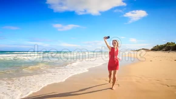 金发苗条女孩沿着海滩奔跑让自拍赤足视频的预览图