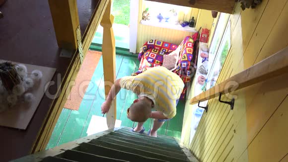 村民男子在农村农房楼梯上刷油漆杆4K视频的预览图