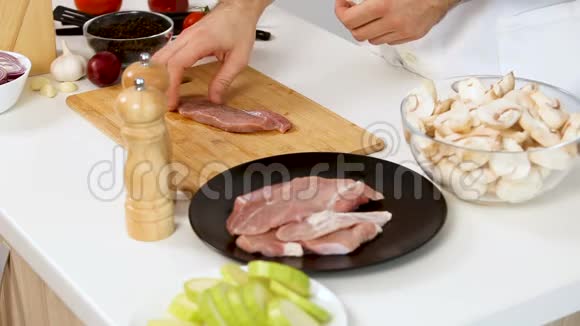 用胡椒粉煮调味料一块猪肉视频的预览图