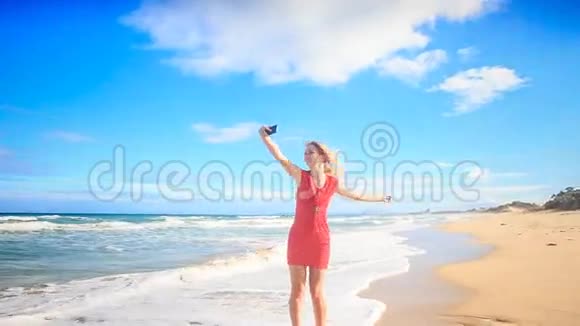 海滩上的金发女孩马戏团让赤足的自拍视频的预览图