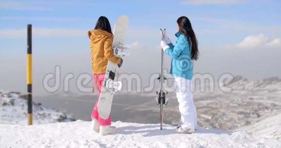 两个女子滑雪者享受冬天的景色视频的预览图