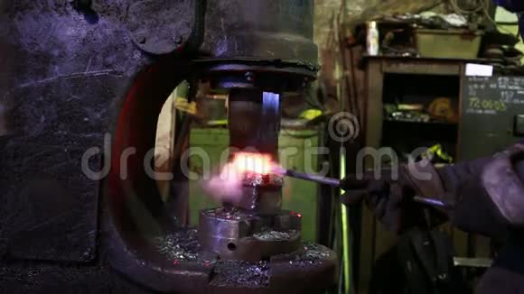 铁匠锤热铁自动锤视频的预览图