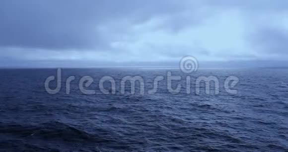 帆船美国阿拉斯加大海清晨宁静而寒冷视频的预览图