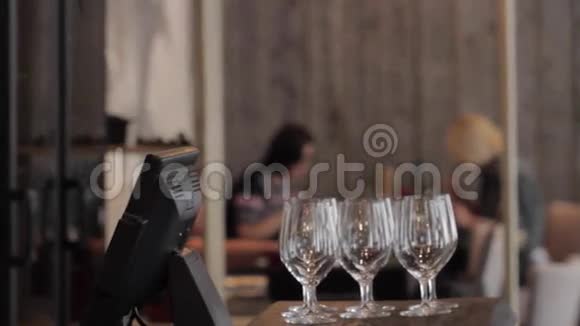 两个女人在餐馆吃饭视频的预览图