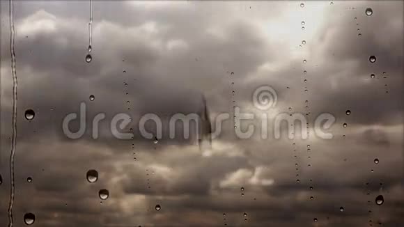 暴风云从多雨的窗户快速飞过关闭视野视频的预览图